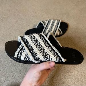 beek Mamu Slide Sandals Size: 8